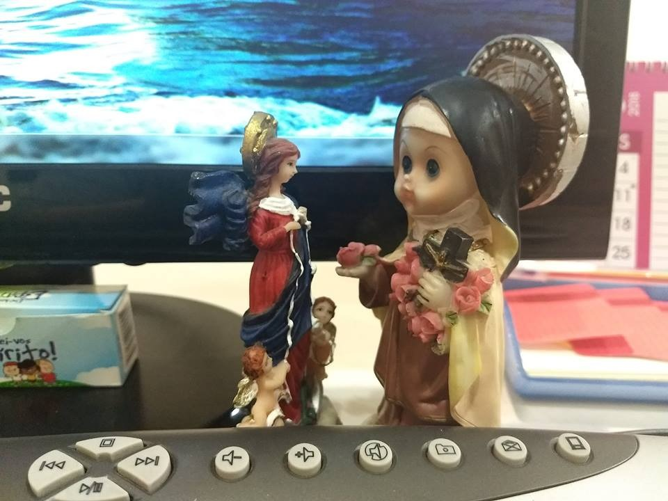 santa-teresinha-do-menino-jesus-na-mesa